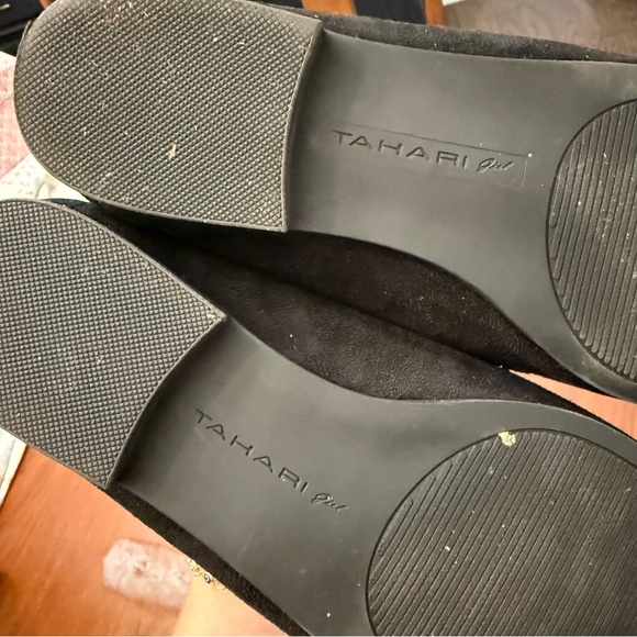 Women’s Tahari Zeva Black Loafers with Gold Accent size 8.5 - Picture 4 of 5